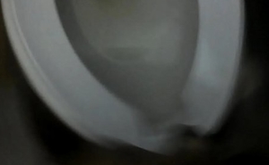 una miada en el WC del oxxo