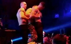 Muscle pornstars strive sex on stage
